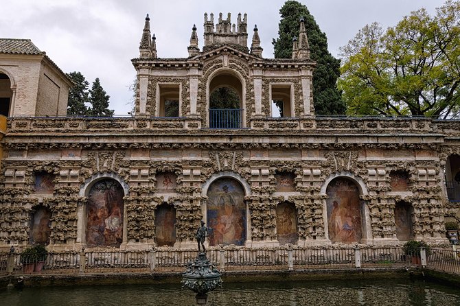 Alcázar of Seville. Skip the line! Includes access ticket - Guides, radioguides, and pacing: Clara and Carlos as the difference-makers