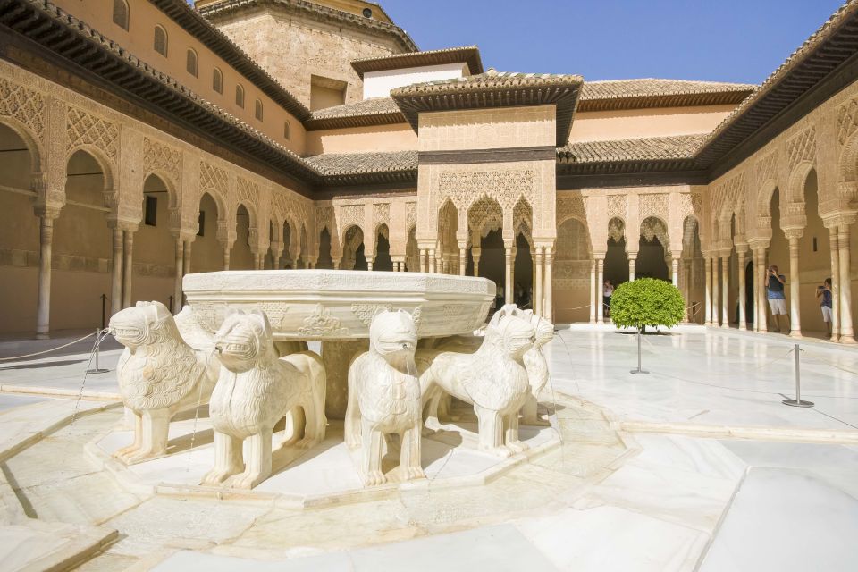 Alhambra and Albaicín Full-Day Private Tour from Seville - Palace of Charles V: a powerful contrast inside the same complex