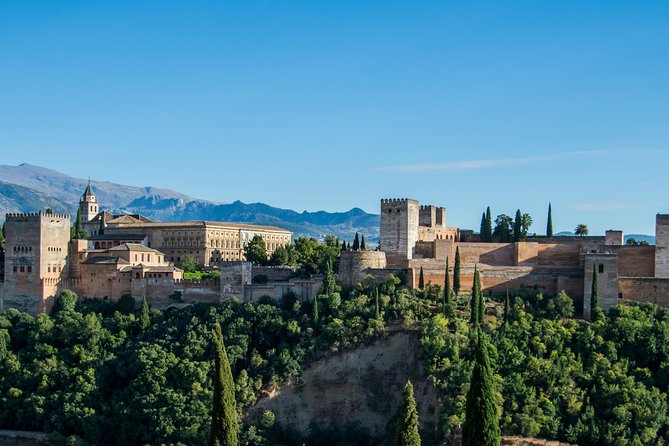 Alhambra Guided Tour & Albaicin Tour from Seville - Generalife: the gardens are short, so look for the details