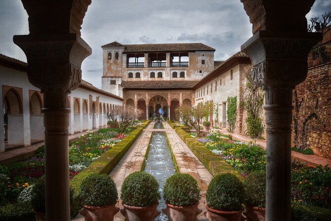 Alhambra Private Tour & Nazaries Palaces from Seville with Pickup - Generalife gardens: the peaceful balance