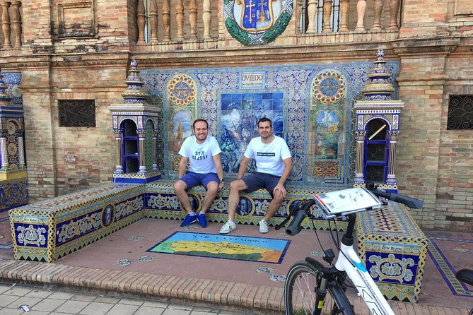Bike tour through the monumental area of Seville - Torre del Oro: a port defense tower with real stories