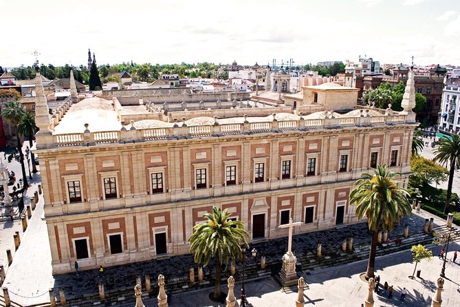 Bike tour through the monumental area of Seville - Puente de Isabel II to Triana: history and legends across the river