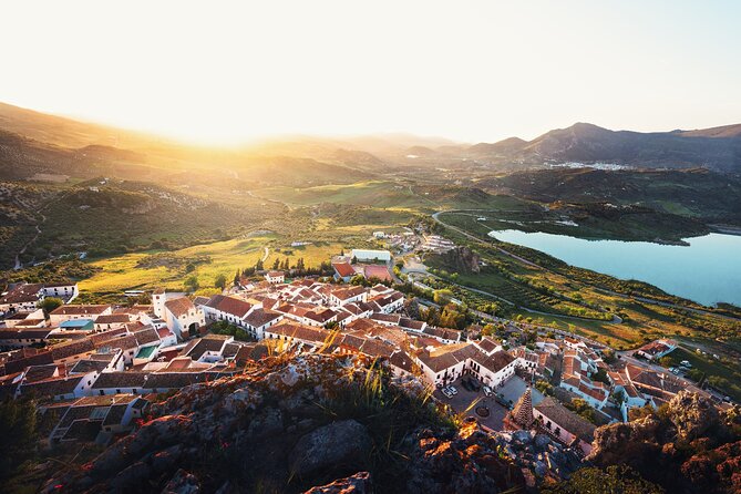 Day trip to Zahara, Setenil and Ronda from Seville - Stop 2: Setenil de las Bodegas and houses built into rock