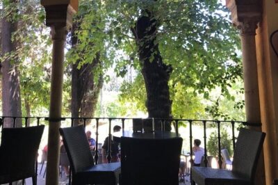 Exclusive Alcazar with breakfast or afternoon coffee in gardens - Stop 1 in the Gardens: The Sevillian Breakfast (or Coffee Break) Setup
