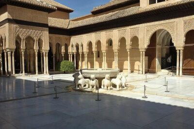 From Seville: 2-Day Granada Tour Skip-the-Line Alhambra & Baths - Day 1: Sacromonte flamenco at Cueva La Rocio