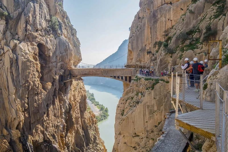 From Seville: Caminito del Rey Hike Day Trip - The midday reality check: El Kiosko and lunch timing