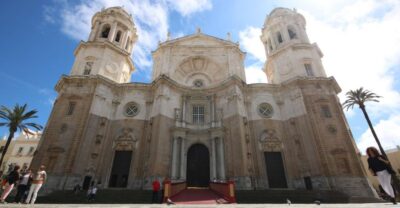 From Seville: Private Day Trip to Cádiz with Guide - Meeting Your Guide in the Old Town: Getting Oriented Fast