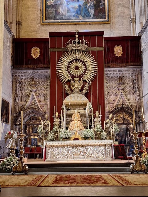 Guided tour in the Cathedral of Seville - The cathedral’s headline moments: altarpiece and Columbus