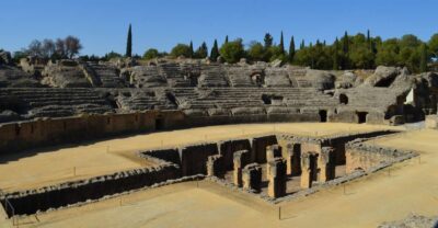 Italica, city of emperors - Before you start: meeting at the entrance with a red flag