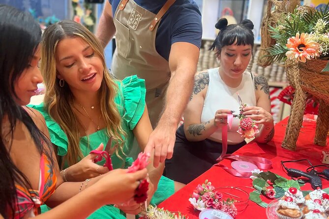 Make a traditional "tocado" sevillano - The crafting process: hands-on assembly with assistance