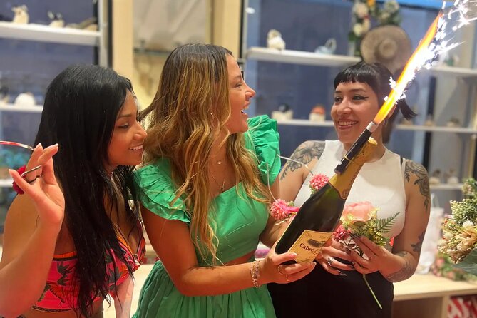 Make a traditional "tocado" sevillano - Cava and snacks: why included refreshments matter
