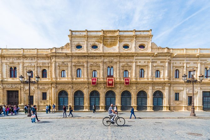 Monumental Economic tour with booking fee Seville - Puerta de Jerez: the fast lesson at a classic gateway