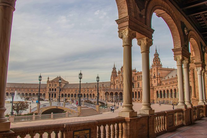 Monumental Economic tour with booking fee Seville - Seville Cathedral: quick context for a huge decision