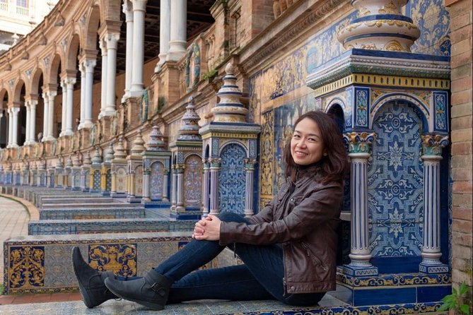Photo Tour Session in Seville - Posed plus candid: how the session keeps photos from feeling stiff