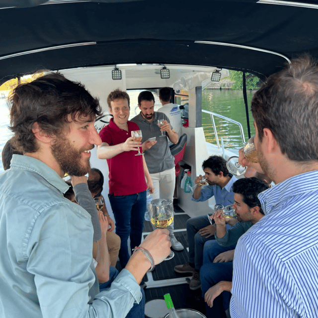 Private boat trip on the Guadalquivir - Meeting at Puente de San Telmo: getting on without stress