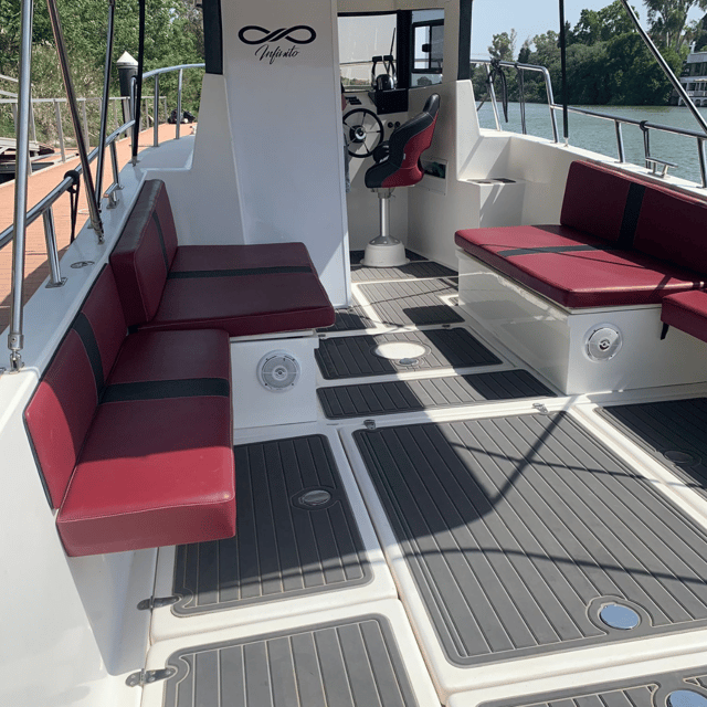 Private boat trip on the Guadalquivir - On board comfort: spacious, covered, and built for your pace