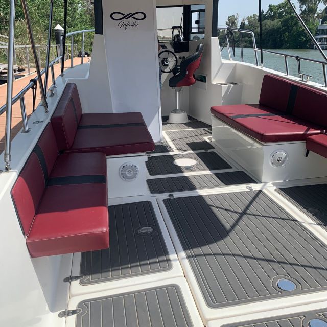 Private boat trip on the Guadalquivir - Music and the included drink: small touches, good mood