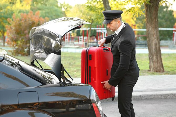 Private One-way Airport Transfer From Seville Airport To Seville - Vehicle Expectations: Standard Sedan vs Luxury—Know What You’re Getting