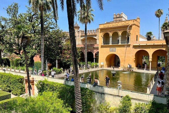 Private Tour Alcazar Seville Cathedral and Giralda Tower Climb - Santa Cruz district: the warm-up walk that makes the sights click