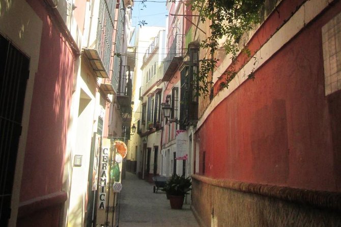 Private tour through the old Jewish neighbourhood. - Walking the Barrio Santa Cruz’s Narrow Lanes