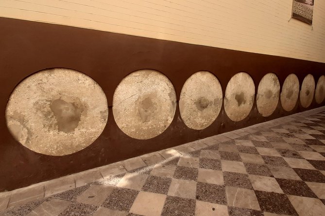 Private visit to the Jewish Quarter of Seville (Sta. Cruz and San Bartolomé Neighborhoods) - Barrio Santa Cruz: Corners, Legends, and Getting Oriented Fast