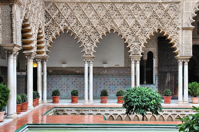 Private visit to the Real Alcazar of Seville (tickets included) - Why the Real Alcázar works best with a guide