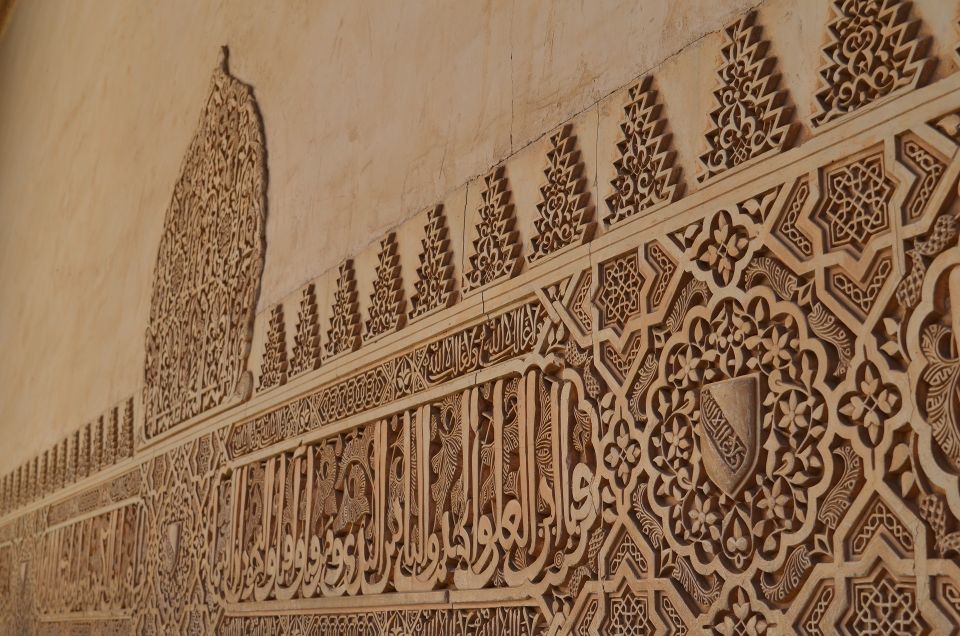 Royal Alcázar of Seville Skip-the-Line Guided Tour - Inside the Royal Alcázar: Mudejar, Gothic, and stucco details you’ll start noticing