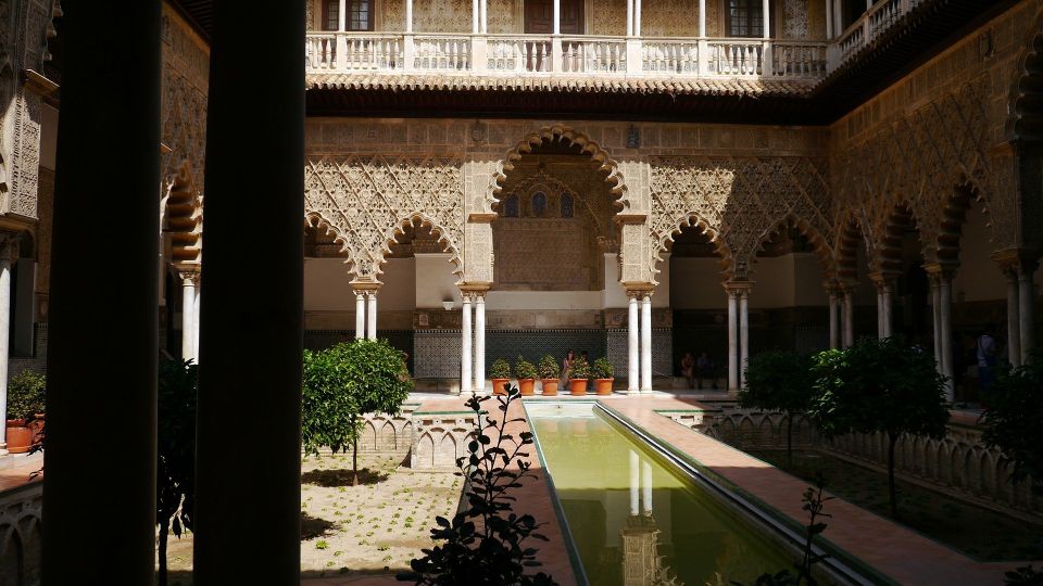 Royal Alcázar of Seville Skip-the-Line Guided Tour - Finding the tour at Plaza del Triunfo and the orange umbrella trick