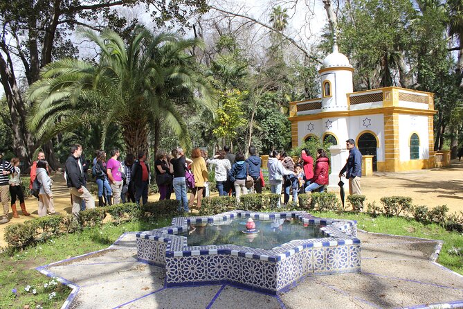 Secretos del Parque María Luisa & Plaza de España Tour en Español - Stop 2: Parque de María Luisa—fountains, ponds, and ceramics with explanations