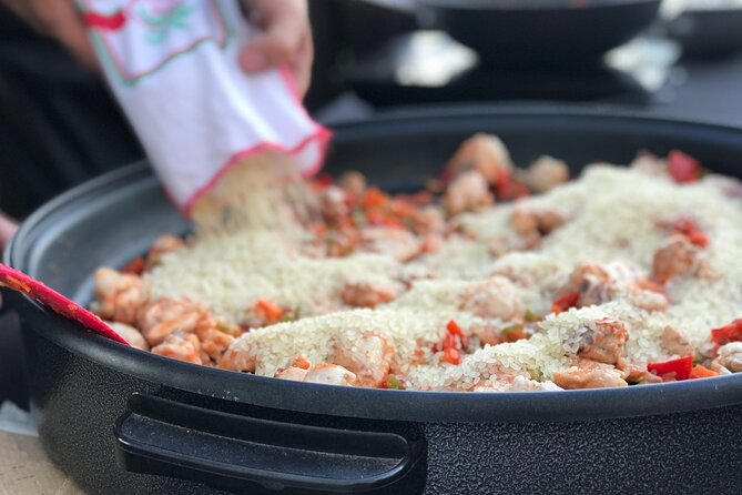 Sevilla: Rooftop Paella Cooking Class & 30-minute expert Q&A - Meeting at Columnas Romanas and heading to the third-floor rooftop