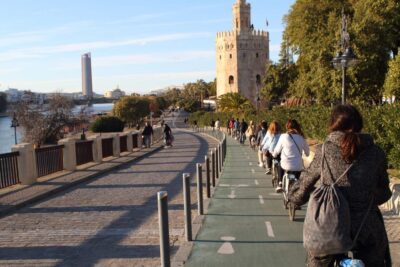 Seville: 3–Hour Bike Tour along the Guadalquivir River - From Centerbici Sevilla to the river: how the tour starts strong