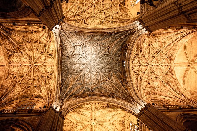 Seville Alcazar, Cathedral and Giralda Skip-The-Line Guided Tour - Between monuments: a Guadalquivir River stroll for a needed reset