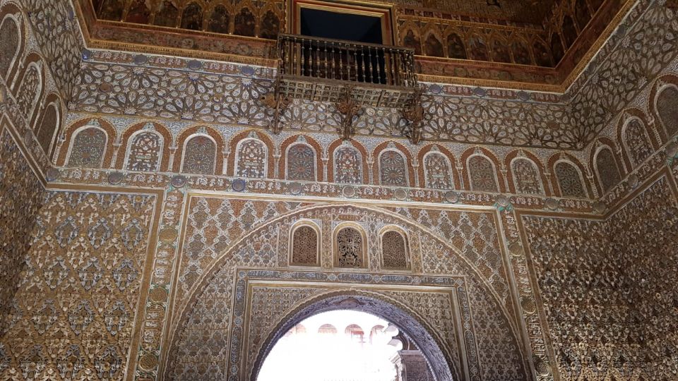 Seville: Alcázar, Cathedral & Giralda Fast Track Guided Tour - Santa Cruz Neighborhood Walk: Getting Your Bearings the Right Way