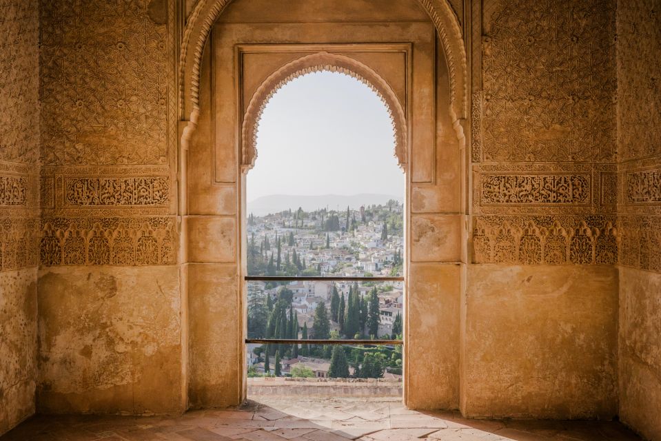 Seville: Alhambra Day Trip with Guide & Nasrid Palaces Entry - Torre Sevilla pickup and the drive to Granada