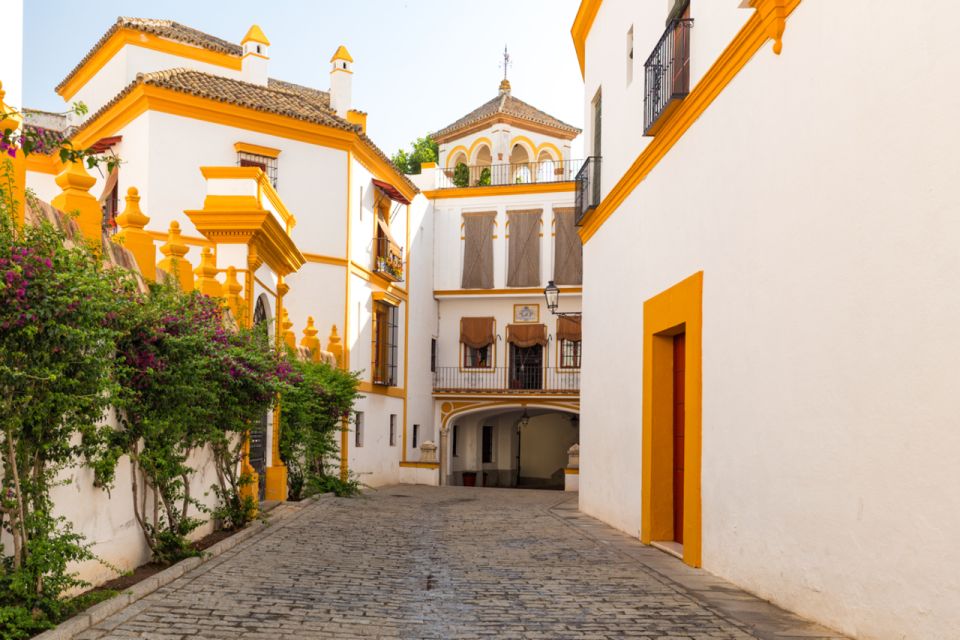 Seville: Barrio de Santa Cruz Small Group Walking Tour - Finding the Guide and the Orange Umbrella in Santa Cruz