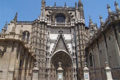 Seville Cathedral, Alcazar, and Jewish Quarter Skip-the-Line Combo Tour - Real Alcázar: palaces, gardens, and tapices in 1 hour 15 minutes