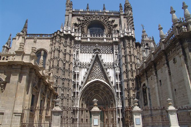 Seville Cathedral, Alcazar, and Jewish Quarter Skip-the-Line Combo Tour - Real Alcázar: palaces, gardens, and tapices in 1 hour 15 minutes