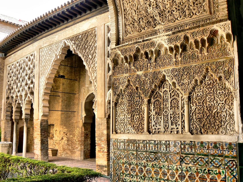 Seville: Cathedral & Alcázar Guided Tour with River Cruise - Meeting Point: Naturanda Tourist Office on Calle Francos