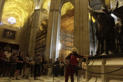Seville: Cathedral and Giralda Skip-the-line Guided Tour - Getting there: Plaza Virgen de los Reyes meeting point and essentials