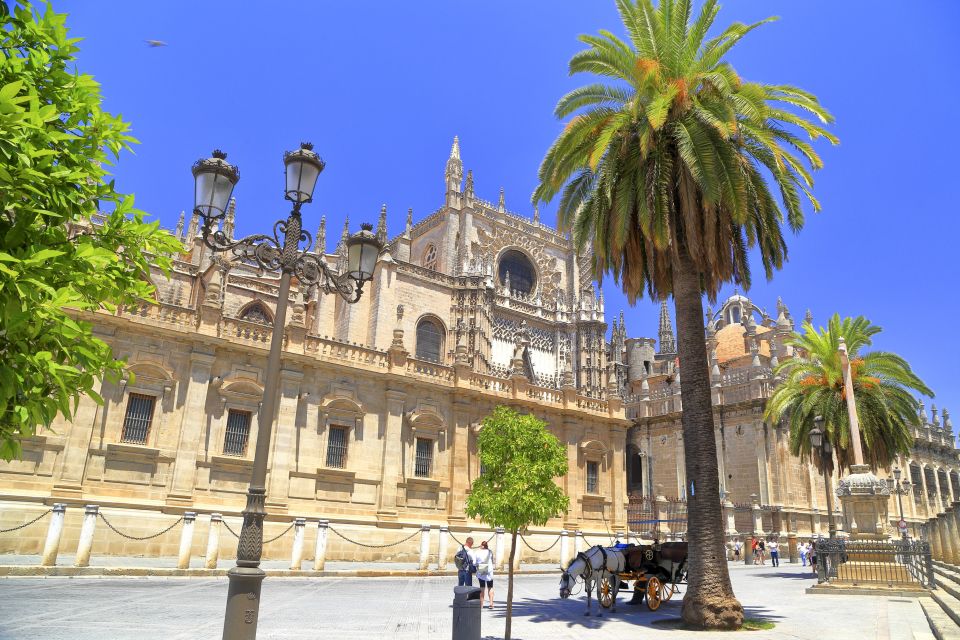 Seville: Cathedral, Giralda & Alcazar Entry With Guided Tour - The Seville Cathedral and Giralda: A Holy Place With Big Views