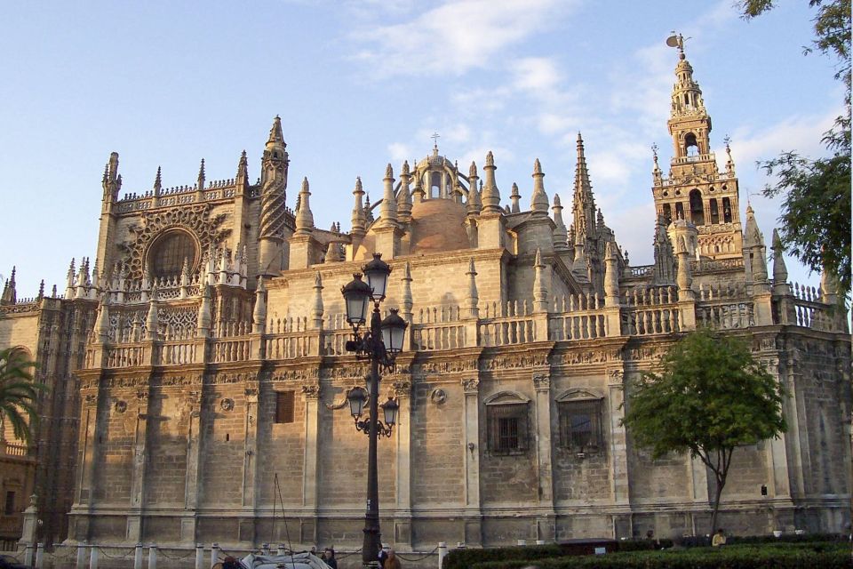 Seville: Cathedral, Giralda & Alcazar Entry With Guided Tour - Alcázar of Seville: Courtyards, Gardens, and a City That Changed