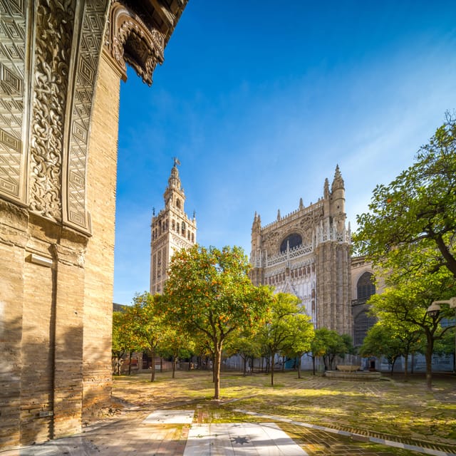 Seville: Cathedral & Giralda Fast-Track Guided Tour - Tombs of Ferdinand III and Columbus: What to Look For