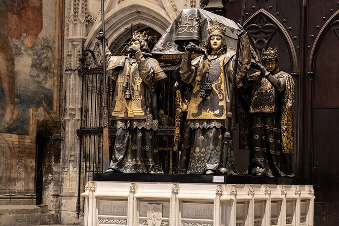 Seville Cathedral & Giralda Tower Small-Group Tour - Meeting at Plaza Virgen de los Reyes and getting in quickly