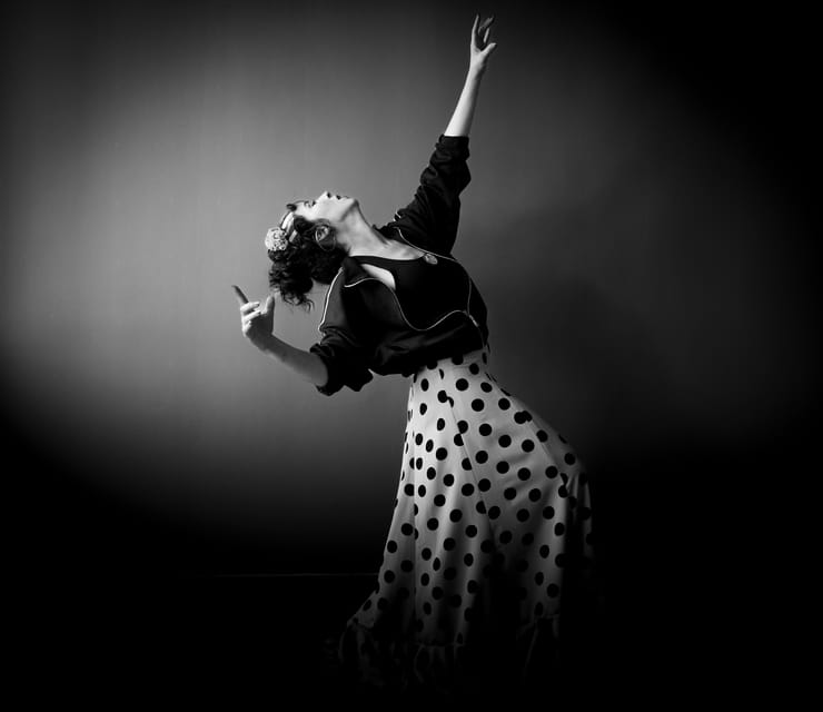 Seville: Enjoy a class of approach to flamenco - Patá and Footwork: Call, Shot, and Floor Beats