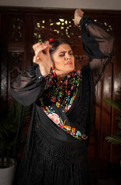 Seville: Flamenco Show at Tablao Almoraima in Triana - Entering Sala Flamenca Almoraima: Your First Real Tip