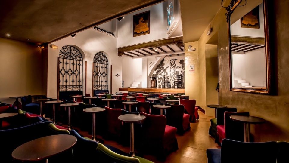 Seville: Flamenco Show at Tablao Los Gallos - Singers and guitarists: the rhythm engine behind every mood change