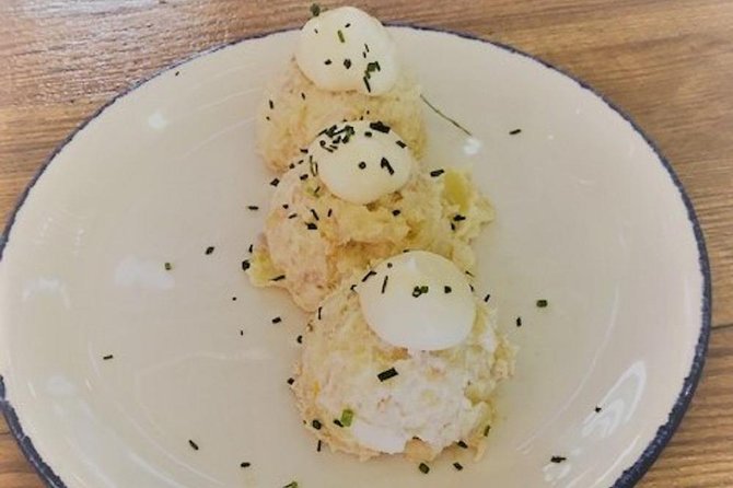 Seville Food Tour: Tapas, Drinks and Delights with a Local - Near the Catedral and Giralda: montadito de pringá plus Andalusian drink culture