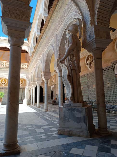 Seville: Guided visit of the Casa de Pilatos with entrance tickets - Entering the palace: the first rooms and why the guide matters