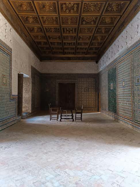 Seville: Guided visit of the Casa de Pilatos with entrance tickets - The ground floor walk: sculptures, portraits, and a tile-heavy wow moment