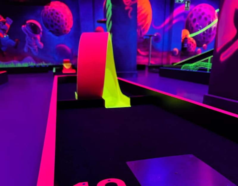 Seville: Indoor UV 18 hole Minigolf Experience - The bar seating area: take breaks without losing momentum